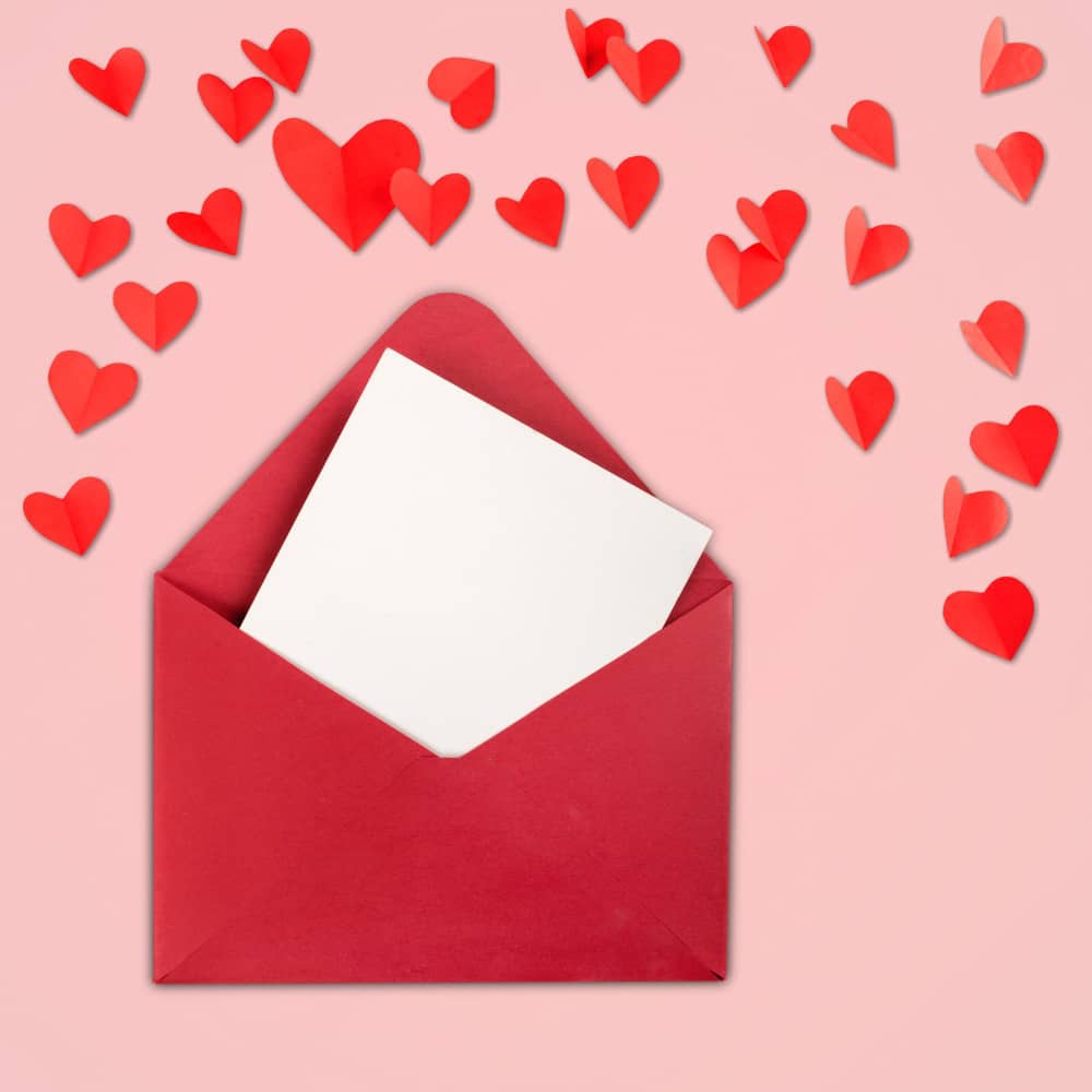 ظرف أحمر حوله قلوب حمراء