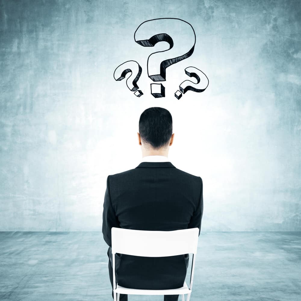 ظهر رجل يجلس على كرسي