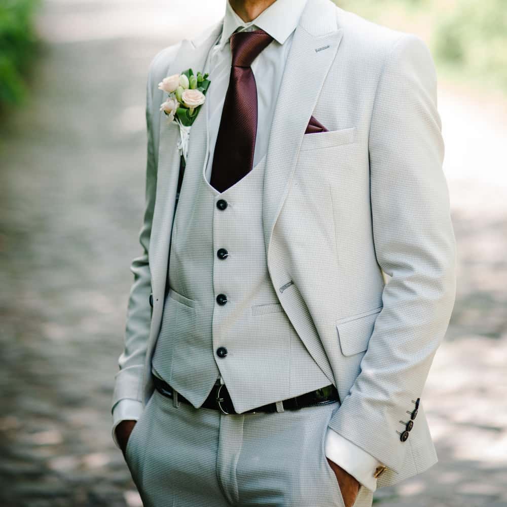 عريس يرتدي بدلة بيضاء عريس يرتدي بدلة بيضاء