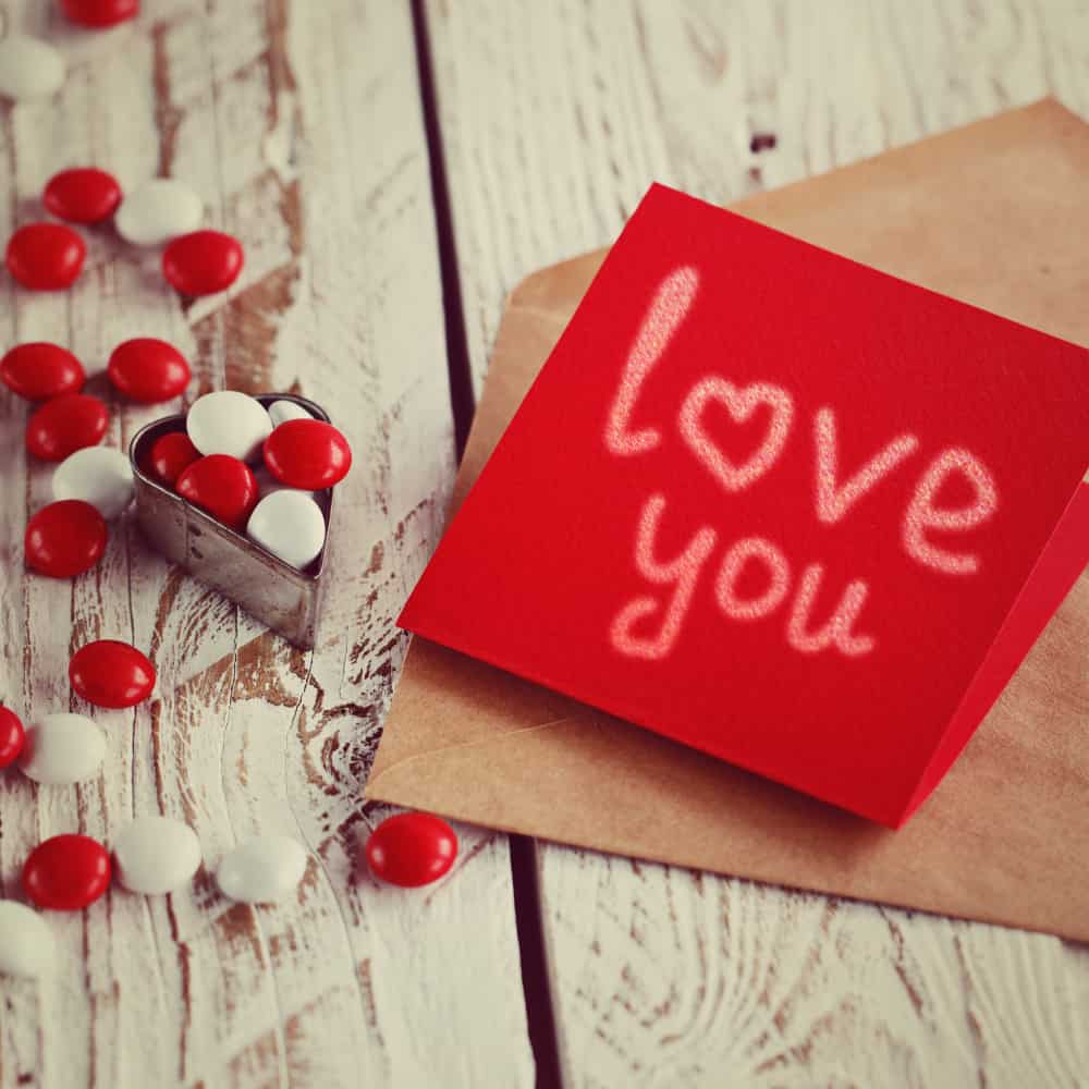 كلمة احبك على ورقة حمراء