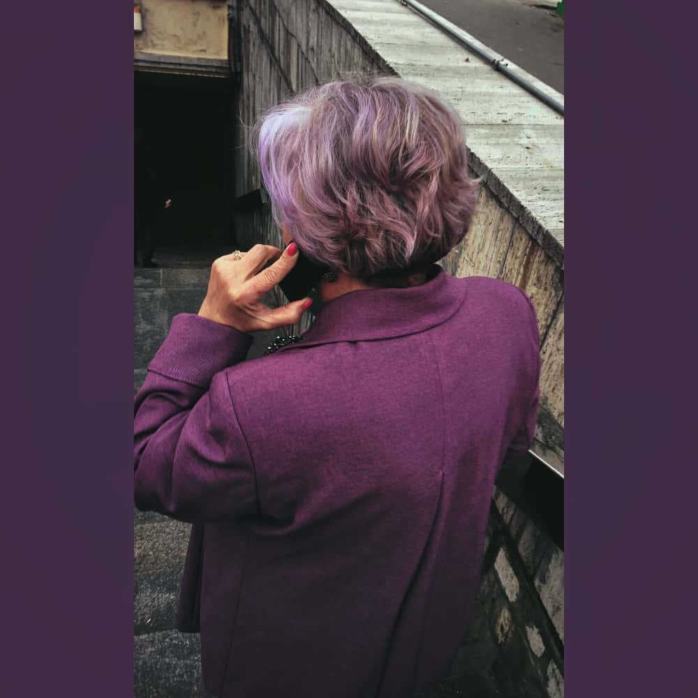 سيدة من الخلف ترتدي بليزر بنفسجي