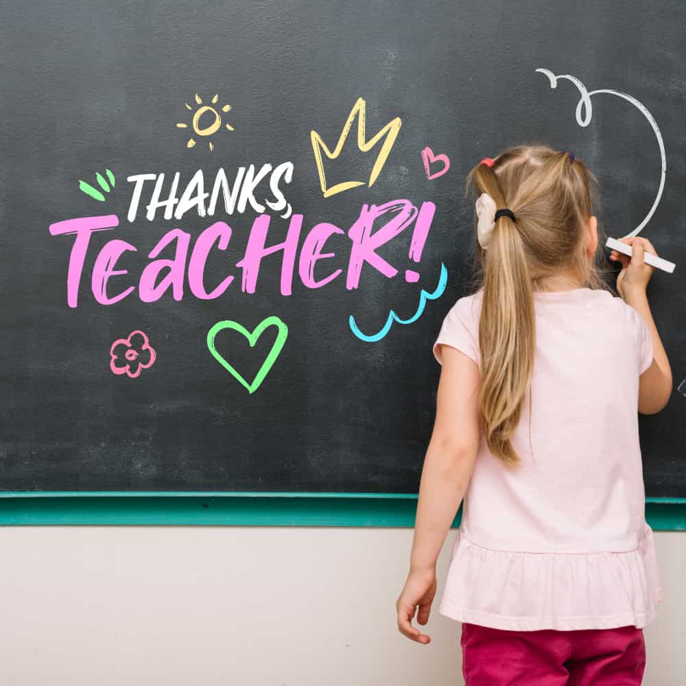 طفلة تكتب على السبورة شكر للمعلمة