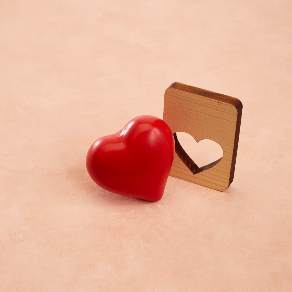 قلب أحمر وبجانبه قلب مجوف