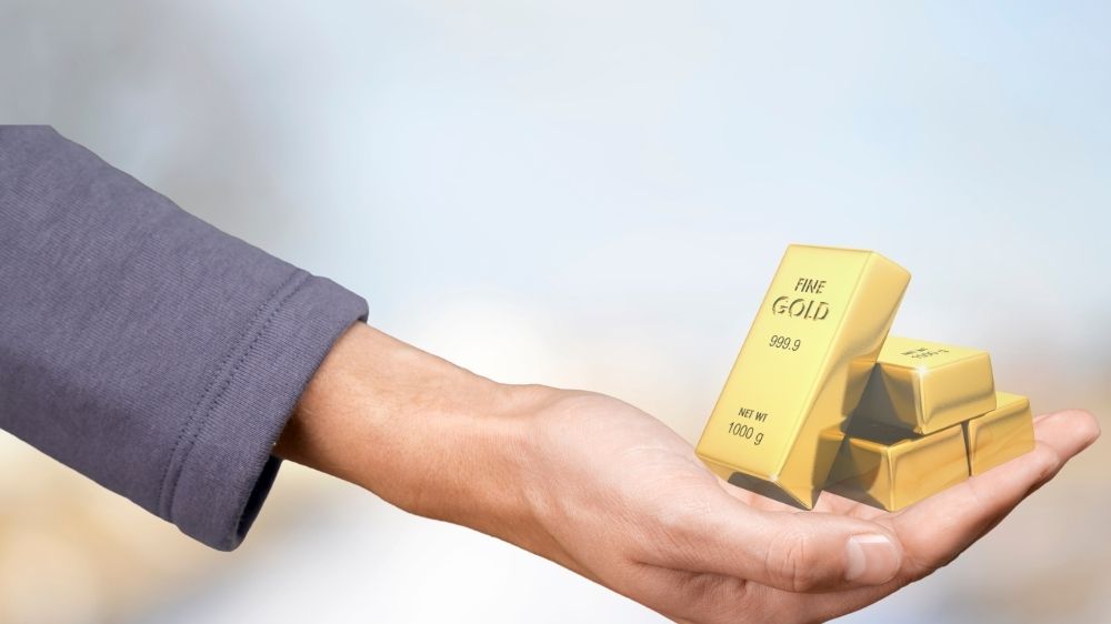 يد تحمل ذهب
