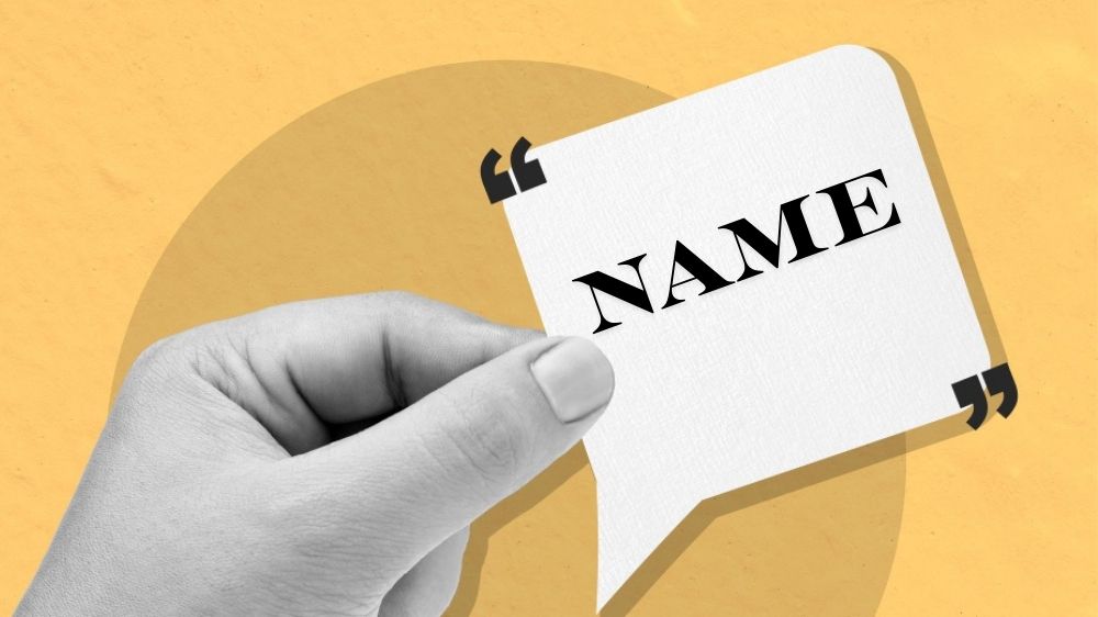 يد تحمل ورقة مكتوب عليها اسم يد تحمل ورقة مكتوب عليها اسم