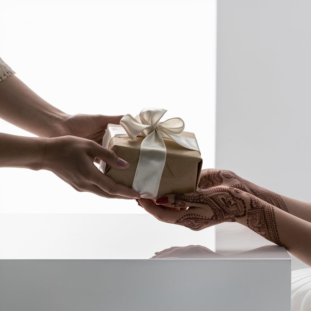 يد فتاة تعطي هدية لفتاة أخرى يد فتاة تعطي هدية لفتاة أخرى