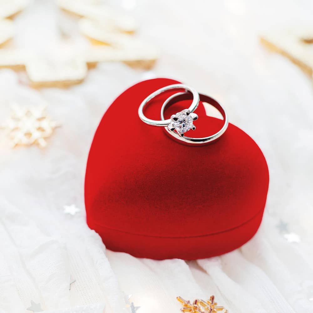 دبل فضية على علبة حمراء