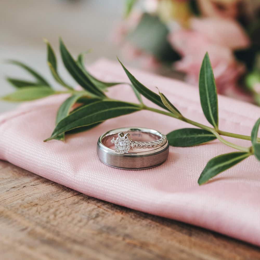 دبلة فضية بجانب فرع أخضر