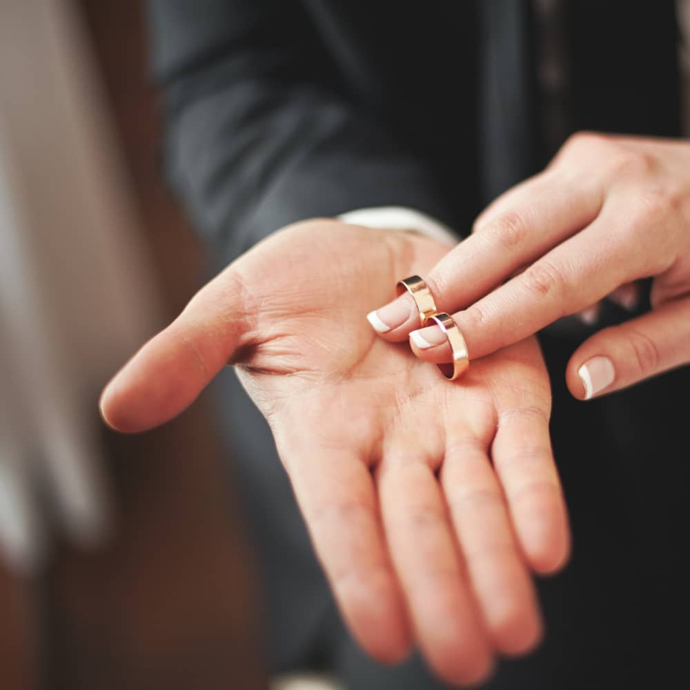 دبل خطوبة على يد العروسين