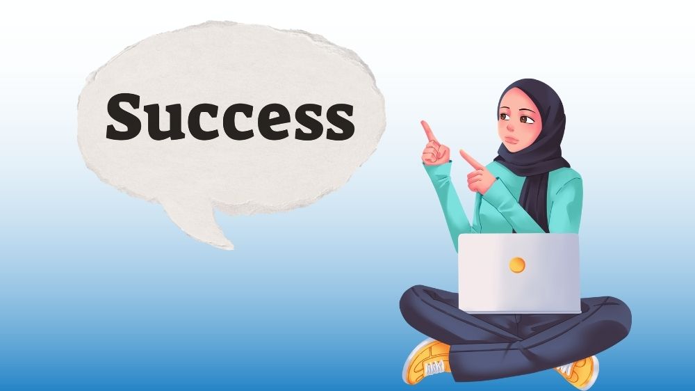 فتاة تشير إلى كلمة النجاح