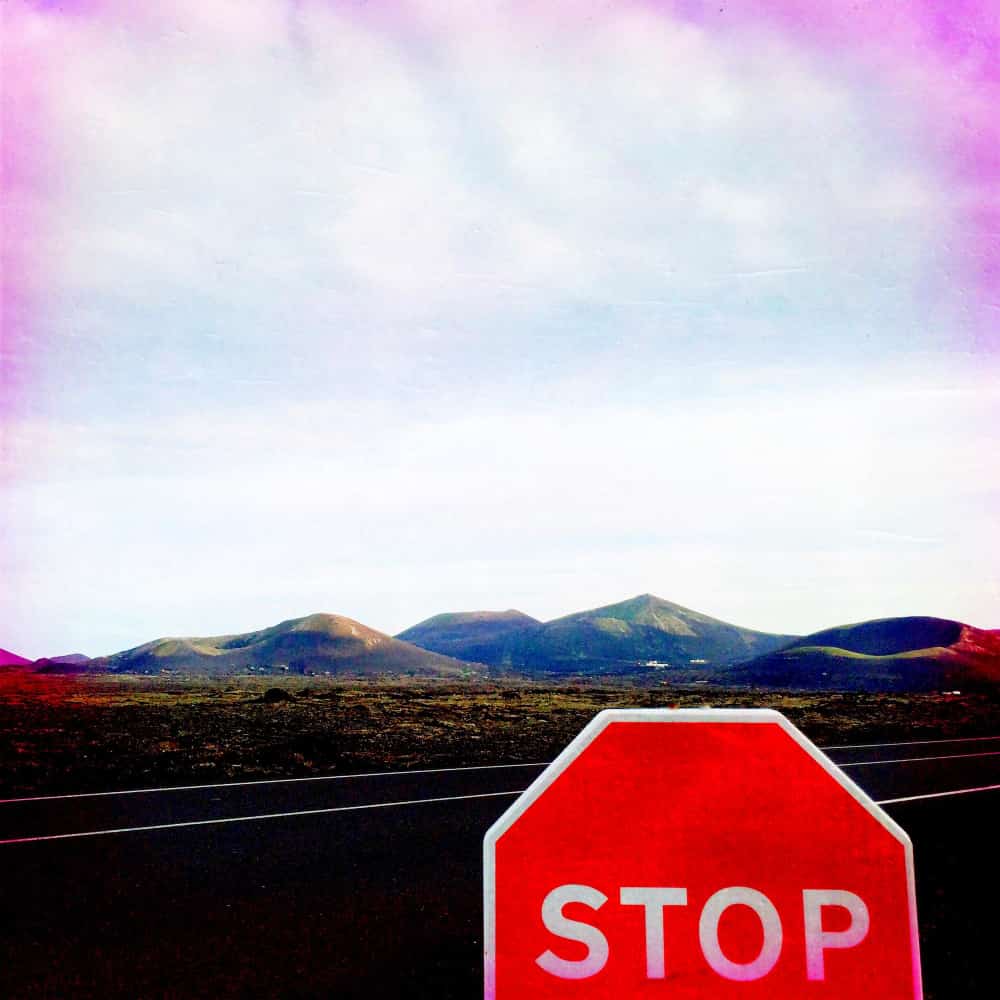 لافتة حمراء مكتوب عيها كلمة قف