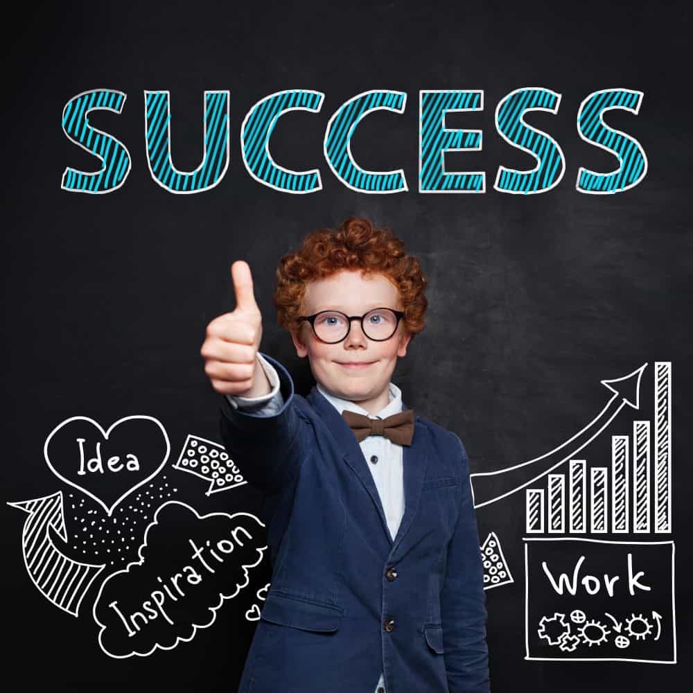 ولد يرتدي بدلة ويشير بإصبعه على كلمة النجاح