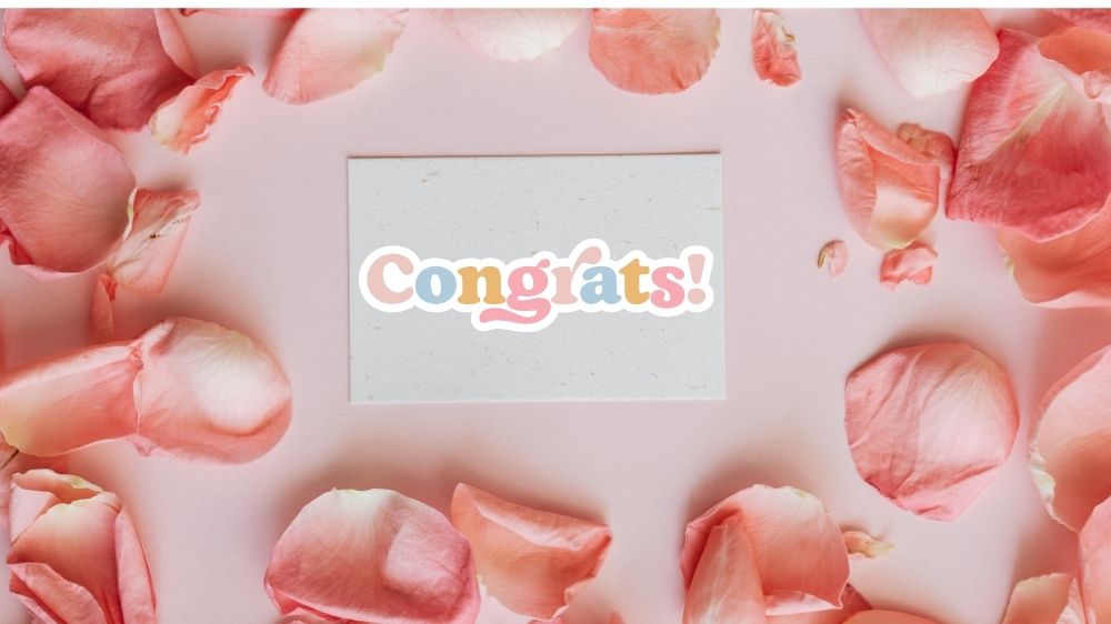 عبارة تهنئة وسط مجموعة زهور