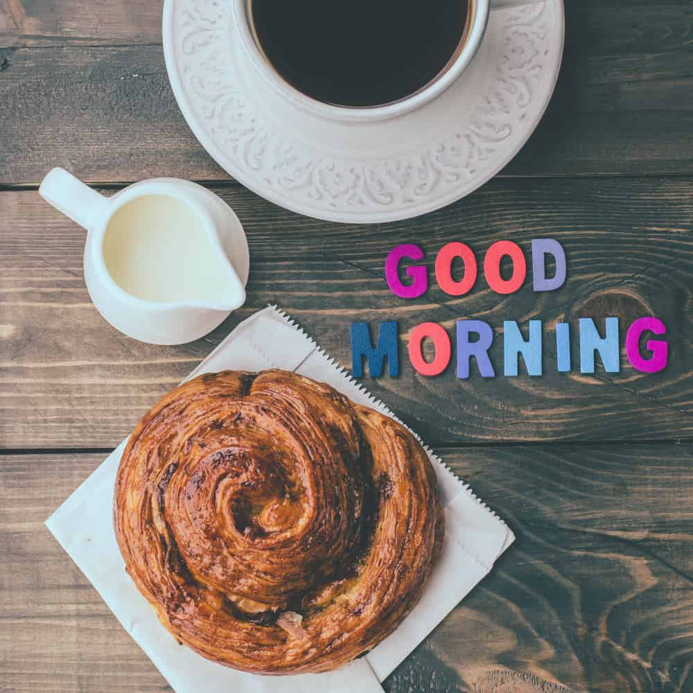 عبارة صباح الخير بجوار كوب من القهوة