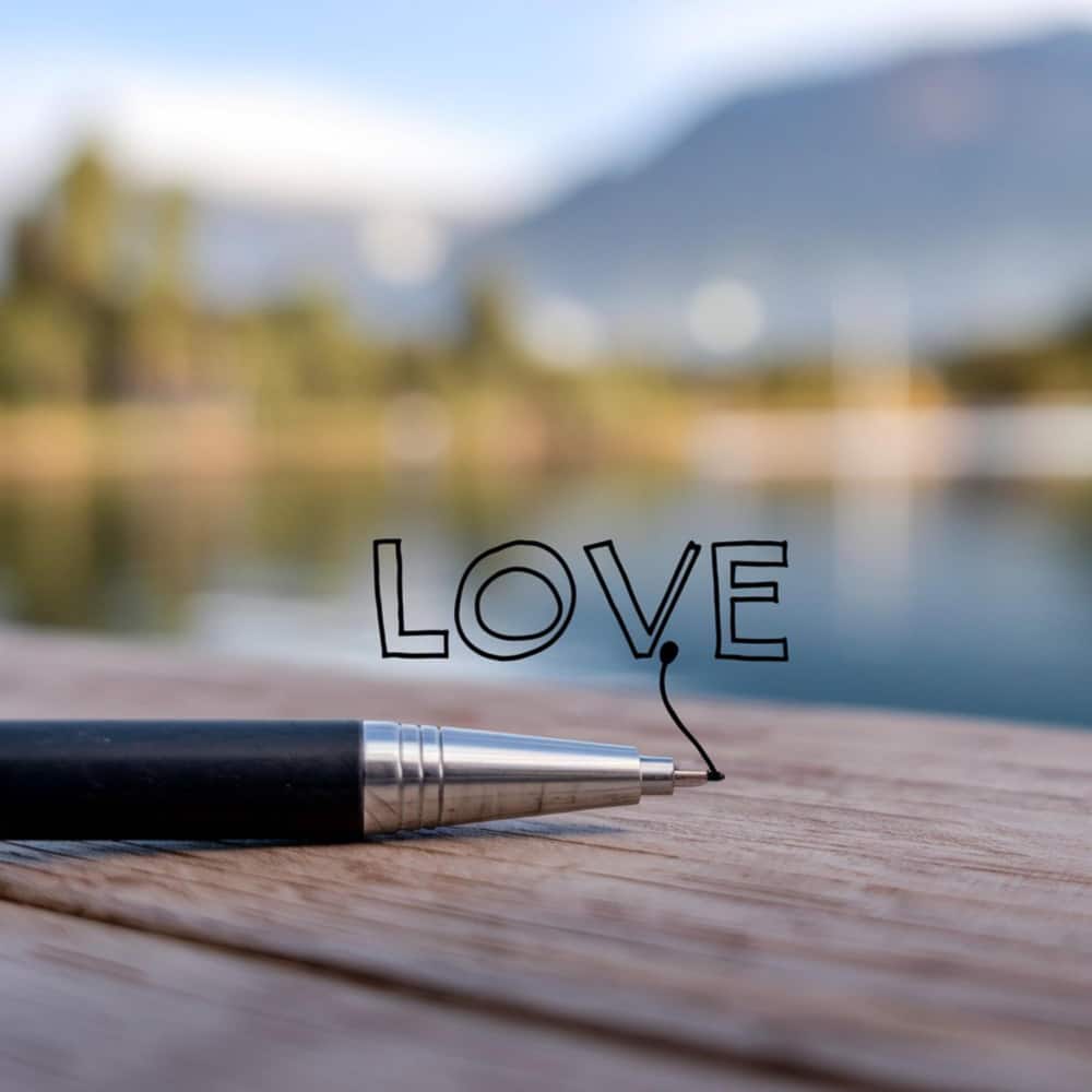 قلم يكتب كلمة حب قلم يكتب كلمة حب