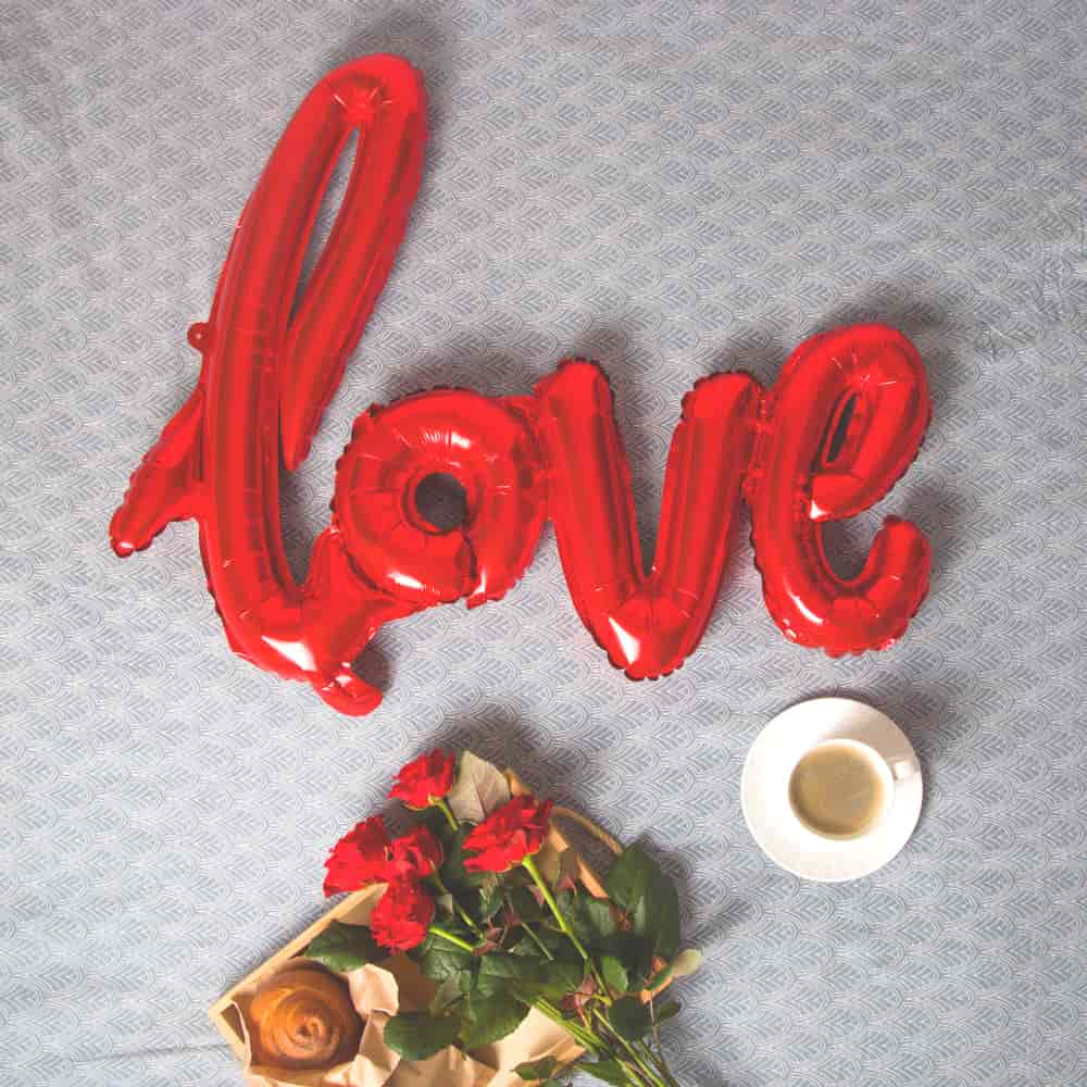 كلمة حب بجانب باقة زهور حمراء كلمة حب بجانب باقة زهور حمراء