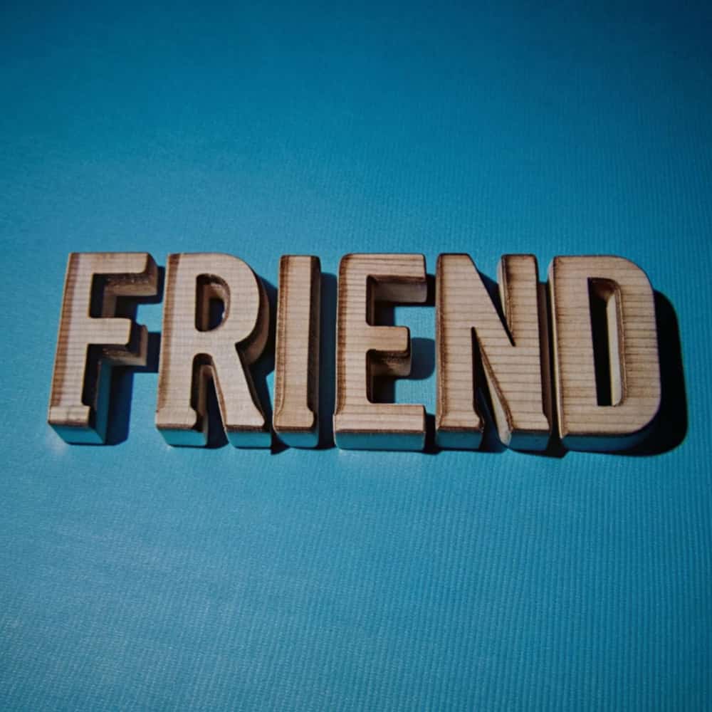 كلمة صديق على خلفية زرقاء