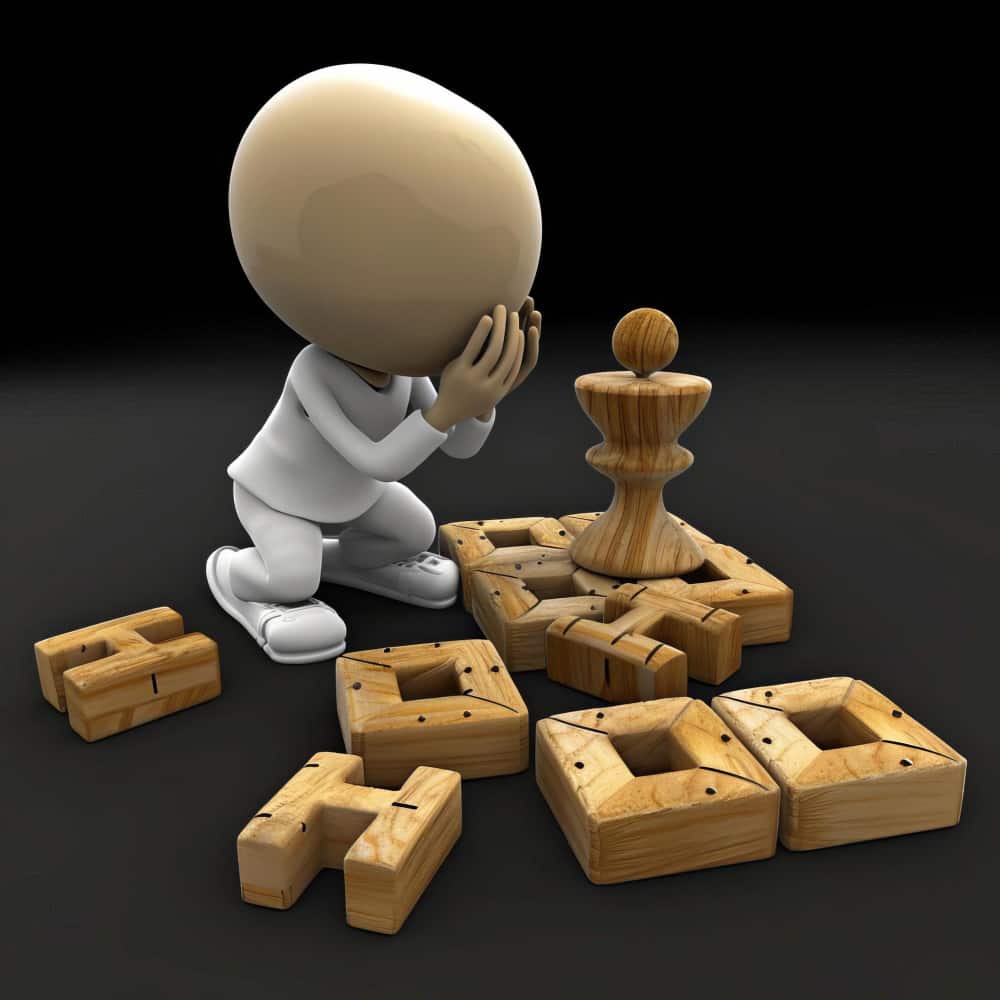 مجسم طفل يلعب بقطع بازل