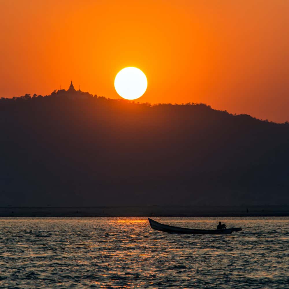 الشمس وقت الغروب عند البحر