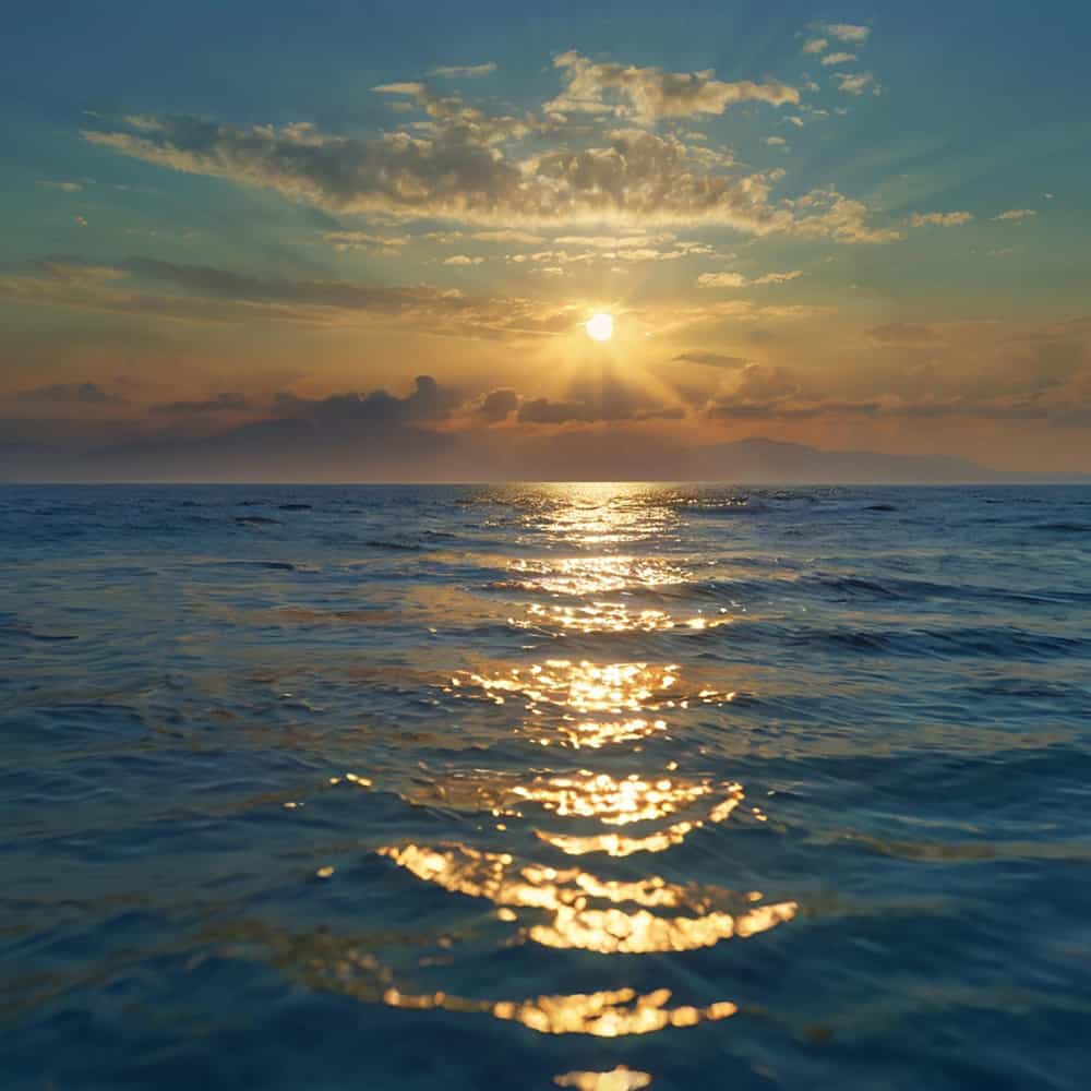 شروق الشمس على البحر