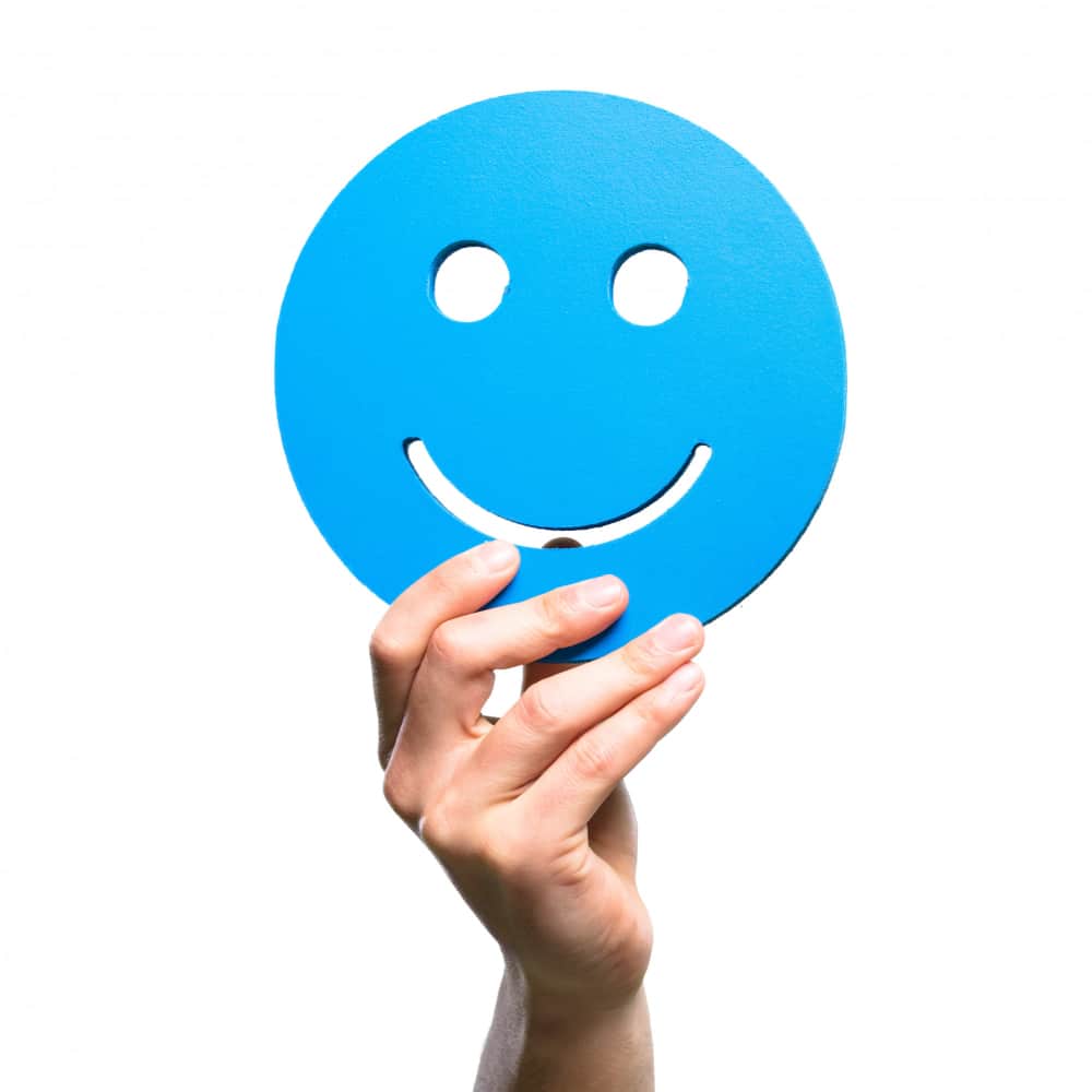 يد تحمل ايموجي مبتسم يد تحمل ايموجي مبتسم