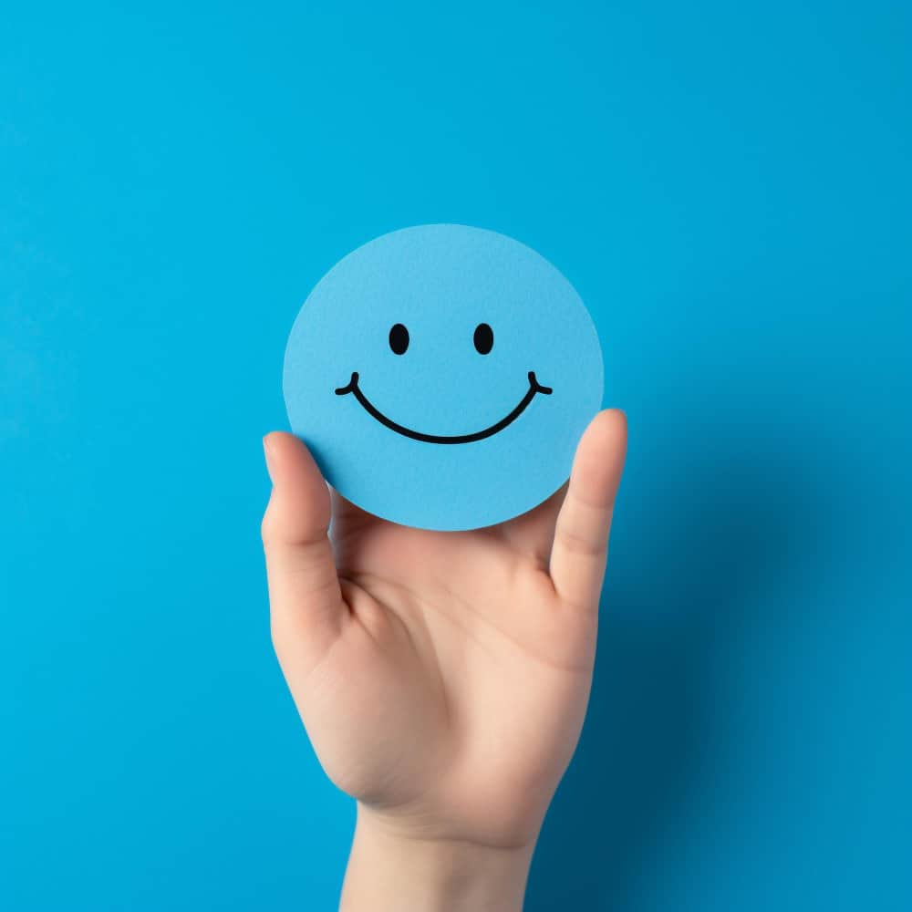 يد تحمل وجه مبتسم يد تحمل وجه مبتسم