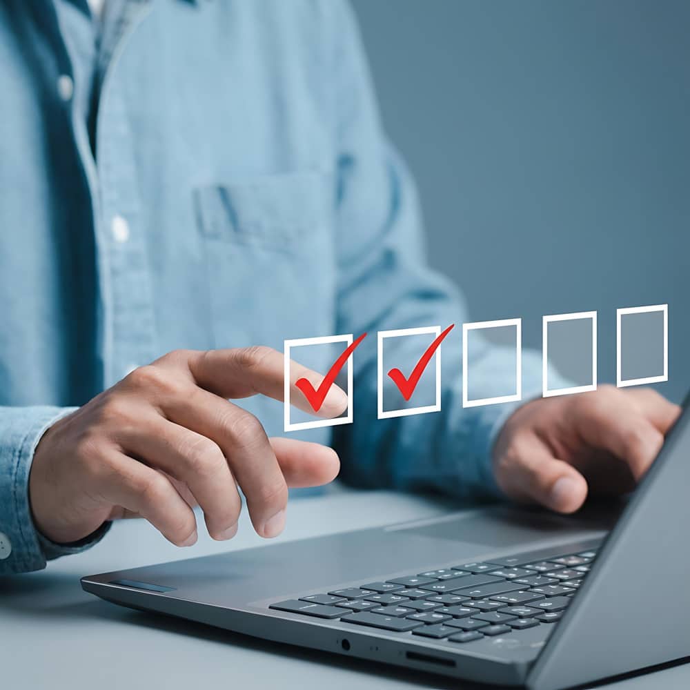 رجل يكتب على لاب توب