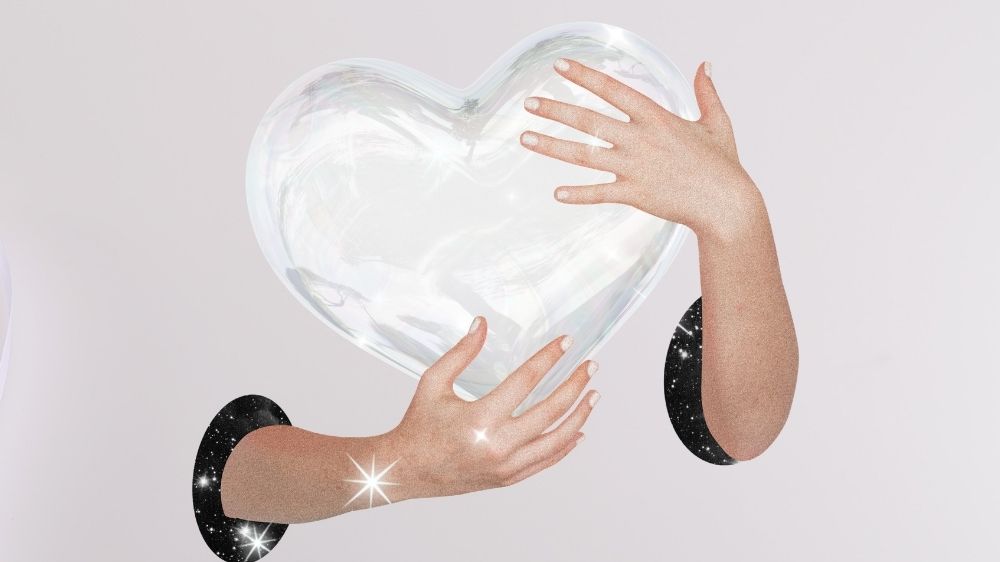 يد تحمل قلب أبيض