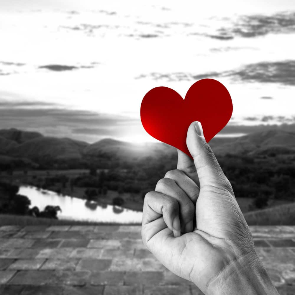 يد تمسك قلب أحمر